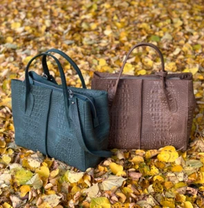 Bolso de mano de cuero para mujer con imitación de cocodrilo en relieve - Imagen 1 de 17
