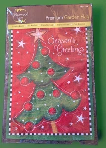 "Seasons Greetings" Weihnachtsbaum Garten Flagge von Briarwood Lane  - Bild 1 von 3