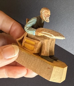 Vintage handgeschnitzt bemalt Holz Miniatur Mann 2-3/8" x 2-5/8" kompliziertes Stück - Bild 1 von 10