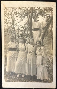 RPPC von Damen in den 1890er-1910er Jahren Sommerkleid um Baum - Bild 1 von 2