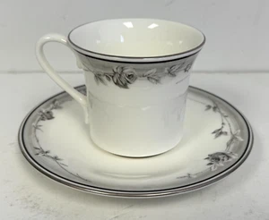 Taza y platillo Royal Doulton Winter Rose como nuevo - Imagen 1 de 8