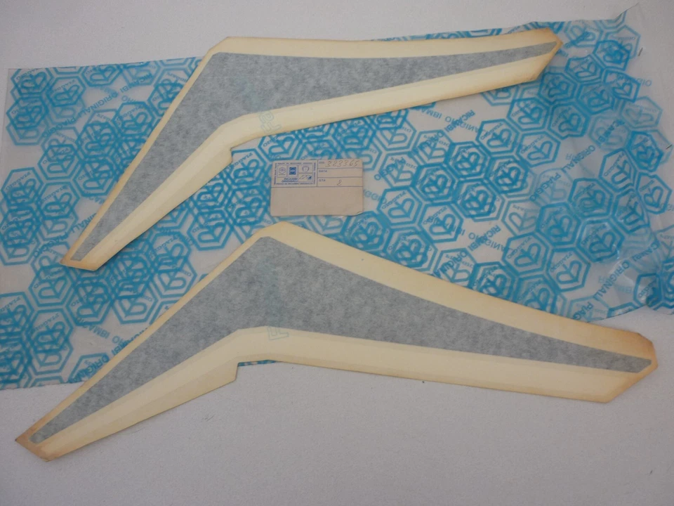 323365  ADESIVO DESTRO SERBATOIO GILERA RV 125/2000 cc - Immagine 1 di 1