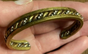 Pulsera brazalete pequeño vintage hecha a mano de metal torcido accesorio de joyería - Imagen 1 de 17
