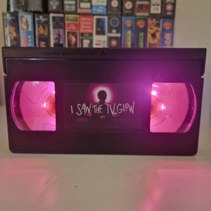 I Saw The TV Glow LED VHS Video Cinta Lámpara Cumpleaños Navidad Regalo Retro Horror Luz - Imagen 1 de 4