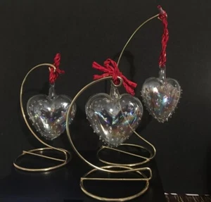 Juego de 3 encantadores adornos de puntos con textura de corazón de vidrio soplado transparente en soportes ~ 3" - Imagen 1 de 7