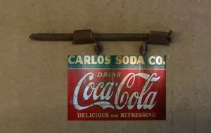 WEATHERED METAL HO SCALE HANGING BUILDING SIGN COLA GENERAL STORE DIORAMA HOH10 - Imagen 1 de 2