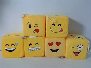 DADO EMOTICON EMOJI IN PELUCHE CON FACCINE 10x10 cm SMILE GADGETS IDEA REGALO - Foto 1 di 1