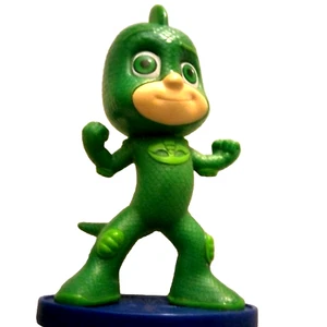 PJ Masks Gecko Gekko Figura Verde Juguete Plástico Sobre Soporte 3" Alto - Imagen 1 de 2