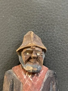 Vintage handgeschnitzt Holz Volkskunst bärtiger Fischer mit Mütze & Stiefeln & Schal 5 Zoll  - Bild 1 von 18