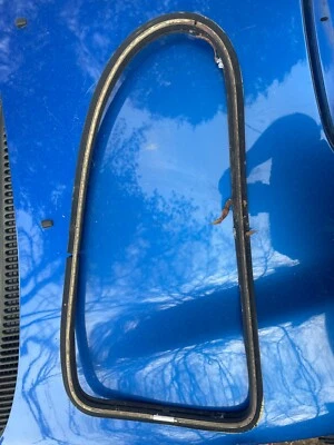 65-77 VOLKSWAGEN BEETLE RH ЗАДНЯЯ ЧЕТВЕРТЬ ОКНА ОТДЕЛКИ УПЛОТНЕНИЕ - РЕЗИНОВАЯ ПРОКЛАДКА - Изображение 1 из 2