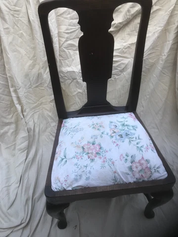 Walnut Queen Anne side chair, frontal cabriole legs, C. 1725 Cover