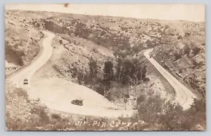 RPPC alte Autos fahren auf kurvenreicher Bergstraße AZO 4SQ um 1926-1940 Postkarte - Bild 1 von 2