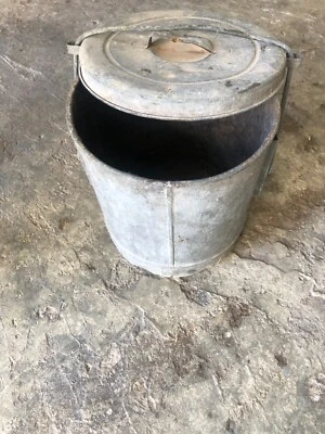 ANCIENNE POUBELLE EN ZINC COUVERCLE COULISSANT - Photo 1/4