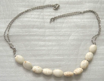 Collar de piedras en escamas marrón cremoso #joyería #moda #collar Foto 1 de 3