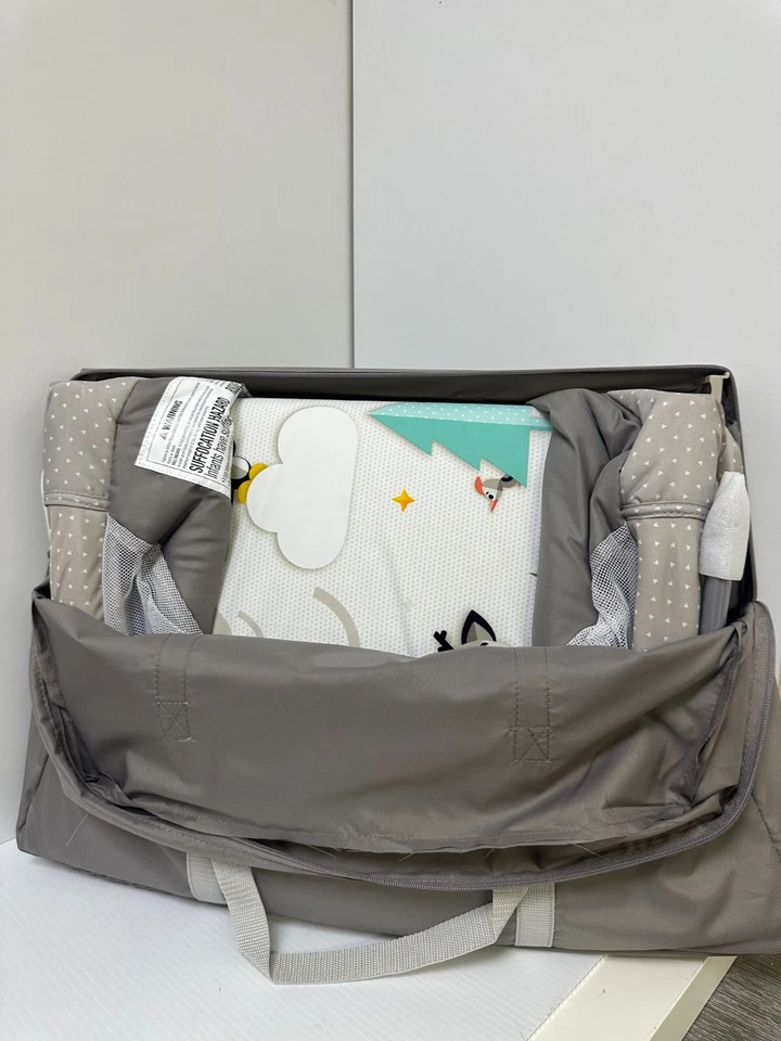 Berço Tiny Love 2 em 1 Take Along, fazenda minúscula - Imagem 1 de 3