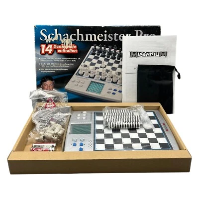 Millenium Schachmeister Pro Sprechender Schachcomputer Karpov Chess 14 Spiele - Bild 1 von 4