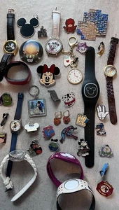 Disney Konvolut! Trading Pins & verschiedene Schmuck Schlüsselanhänger Armbänder Uhren Lesen! - Bild 1 von 24