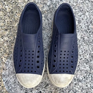 Native Erwachsene Unisex Jefferson dunkelblau Slipper Schuhe Gr. M3 W5 - Bild 1 von 6