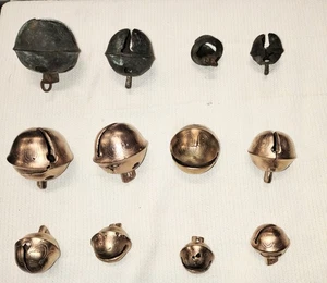 56 antike Messing Schlittenglocken Konvolut Jingle Schlitten Glocken - Bild 1 von 2