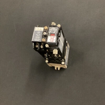 Relé de control Allen-Bradley 700-P400A1 con unidad de cierre mecánico 700-PLLA1 Foto 1 de 4