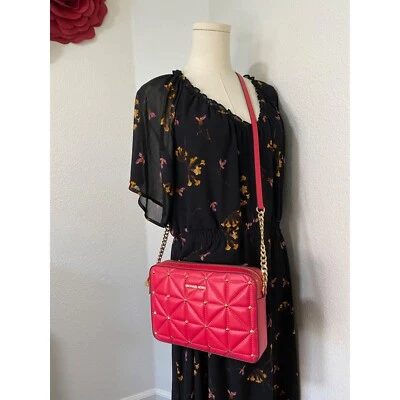 Bolsa tiracolo Michael Kors jet set acolchoada cravejada grande corrente dourada rosa - Imagem 1 de 4