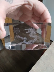 Vintage 3-D Laser geätztes Kristallglas Sammlerstück Briefbeschwerer Drache mit Kugel - Bild 1 von 3