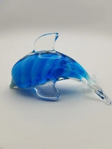 "Estatuilla pisapapeles de vidrio artístico con rayas remolino azul y blanco de 4,25"" de largo" - Imagen 1 de 11