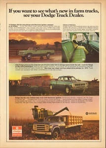 Anuncio impreso XLARGE de camioneta Dodge Farm 1974 con combinación John Deere - Imagen 1 de 2