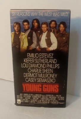 Vintage 1989 Young Guns VHS Emilio Estevez Lou Diamond Kiefer Sutherland Foto 1 de 4