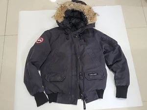 Giacca Bomber 100%AUTENTICA TgS Canada Goose Chilliwack Parka Pelliccia Cappuccio Piumino Navy - Foto 1 di 18