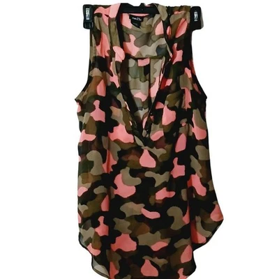 Camiseta sin mangas de camuflaje Rue21 de moda - mediana Foto 1 de 4