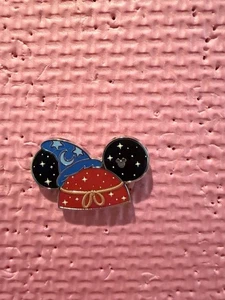 ¡Nuevo 2025 Oculto Mickey Wave B Hechicero Mickey Sombrero Cazador Prendedor en mano! - Imagen 1 de 1