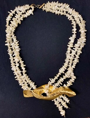 COLLAR VINTAGE DE PERLAS BIWA - 17" Blanco con Metal Martillado Dorado Características Foto 1 de 3