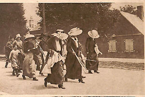 MILITARIA GUERRE 14/18  JEUNES FILLES MOY DEVANT ALLER AUX CHAMPS IMAGE 1917