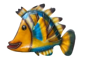 PESCE TROPICALE METALLO 18" ARTE COLORATA PATIO NAUTICO ARREDAMENTO CASA - Foto 1 di 1