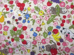 CATS with Fruits and Flowers Japanese Kobayashi Beige Cotton Fabric BTHY - Picture 1 of 2