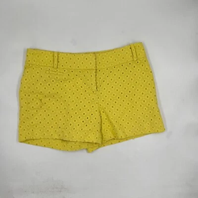 Bermudas Ann Taylor Loft para mujer talla 0 amarillas con ojales festoneados frente plano Foto 1 de 4