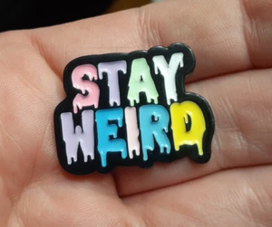 STAY WEIRD Emaille Anstecknadel Pastell Regenbogenfarben Emo Hut Pinback Brosche Abzeichen - Bild 1 von 4