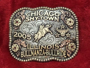 FIBBIA RODEO CHAMPION BULL RIDING TROPHY☆PRO☆CHICAGO ILLINOIS☆2005☆RARE☆640 - Foto 1 di 12