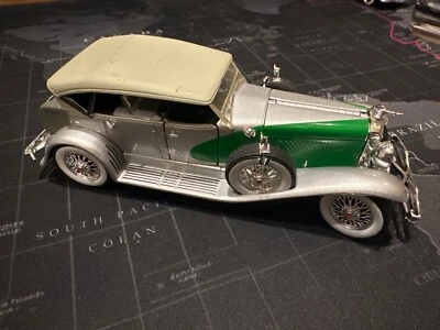 SIGNATURE MODELS 1934 Duesenburg  Soft Top Green/ Silver 1:32 - Image 1 of 4