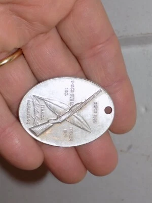 Etiqueta metálica en relieve vintage de la compañía de armas repetidores de luz pluma de Ítaca Foto 1 de 2