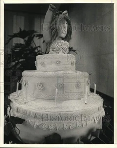 1977 Pressefoto genäht "Jubiläumstorte" Stoffkunst von Cindy Hickok und Pat King - Bild 1 von 2