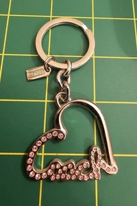 Llavero COACH de metal plateado y diamantes de imitación rosa en forma de corazón llavero de metal - Imagen 1 de 3
