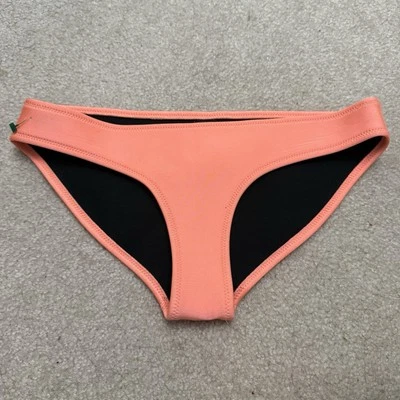 Parte inferior de bikini de neopreno TRIANGL pequeña S naranja melocotón gruesa natación lisa hecha en República Popular China Foto 1 de 4