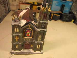 Chuch iluminado de porcelana fina pintada a mano distribuido por Galleria, Inc. - Imagen 1 de 10