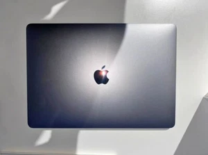 Apple MacBook Pro 13,3" (256GB SSD, Intel Core i5 8a generazione, 2,4 GHz, 8GB) - Picture 1 of 4