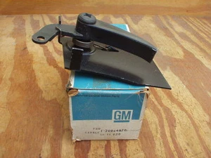 Oldsmobile Custom Cruiser 1977 1979 tercera fila manija de asiento GM #20804879 ¡Nuevo de lote antiguo! - Imagen 1 de 1