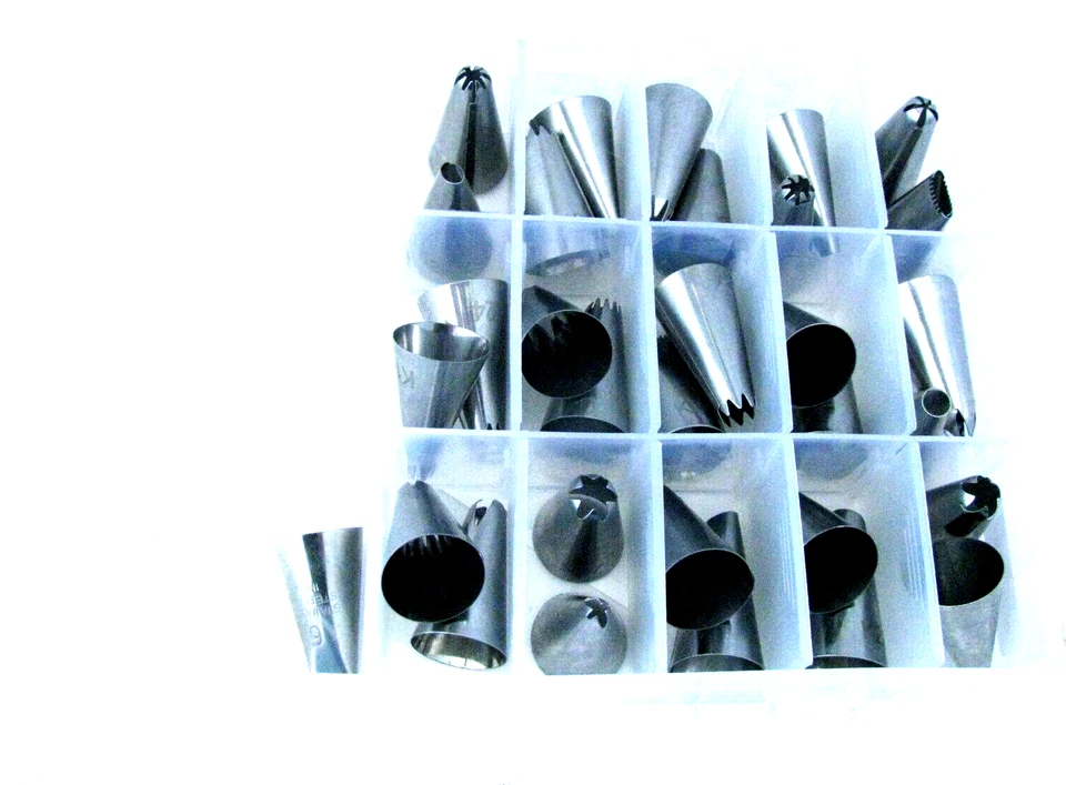 De colección 16 Glaseado Tubería Decoración de Pasteles Puntas de Metal Boquilla 2 Acopladores de Plástico y Caja Foto 1 de 4