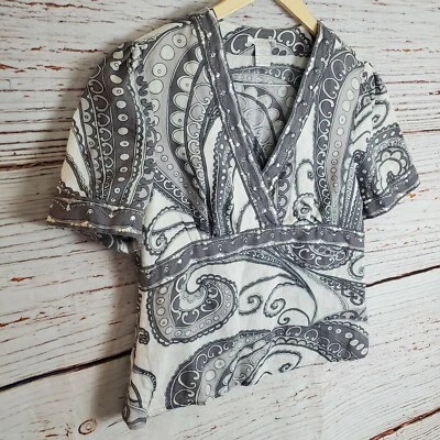 Blusa de mujer grande con cuello en V de lino gris blanco cachemira cuello en V manga corta Foto 1 de 4