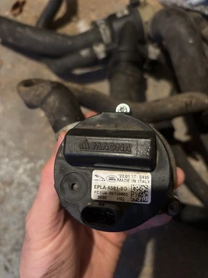 Land Rover/range Rover Auxiliary Water Pump 3.0d - Image 1 of 2